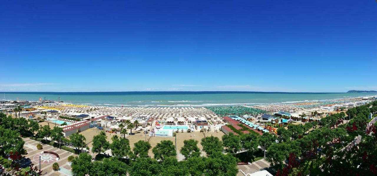 Residence Riccione Beach Apartments Bagian luar foto